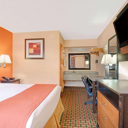Days Inn By Wyndham Independence Bagian luar foto