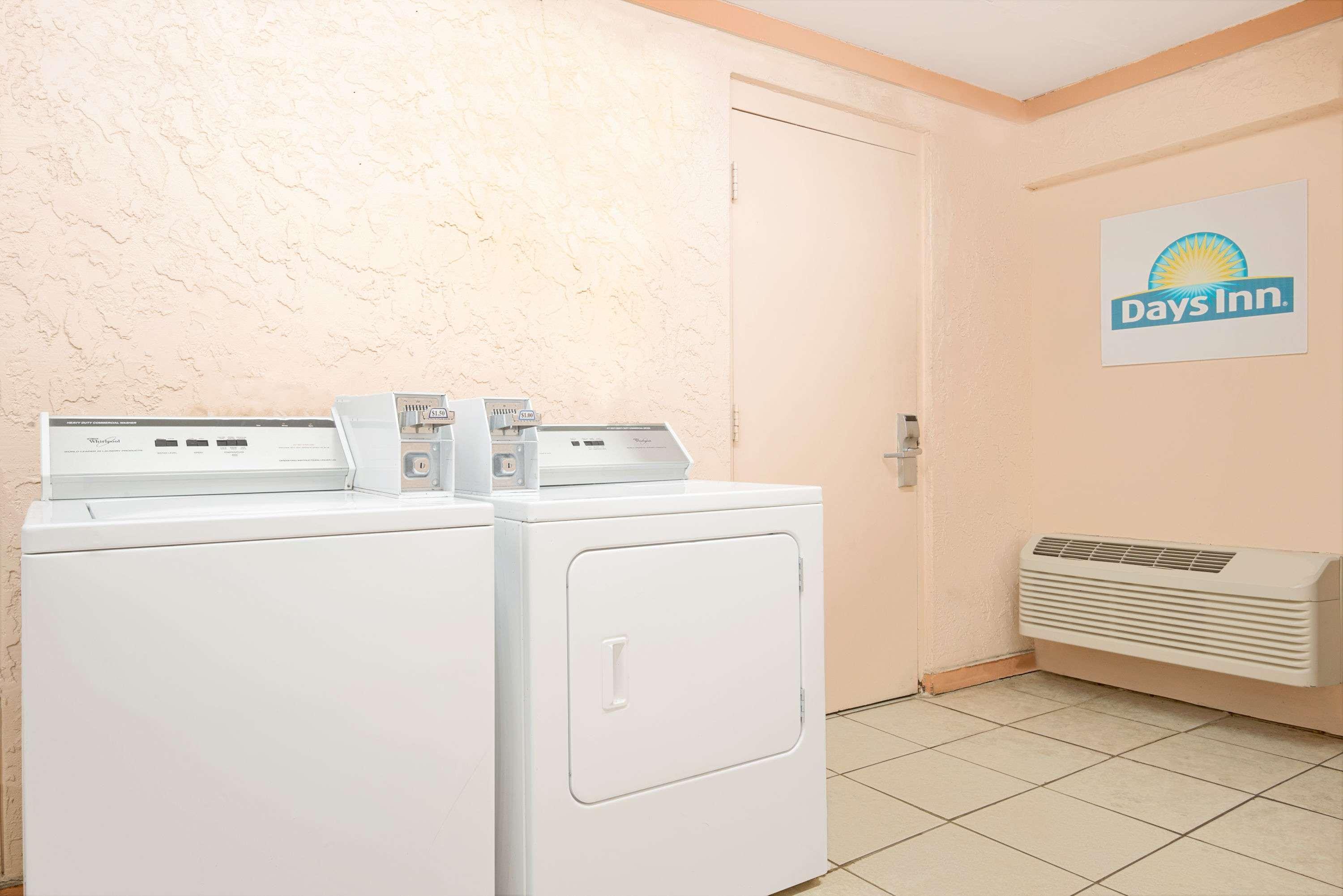 Days Inn By Wyndham Independence Bagian luar foto