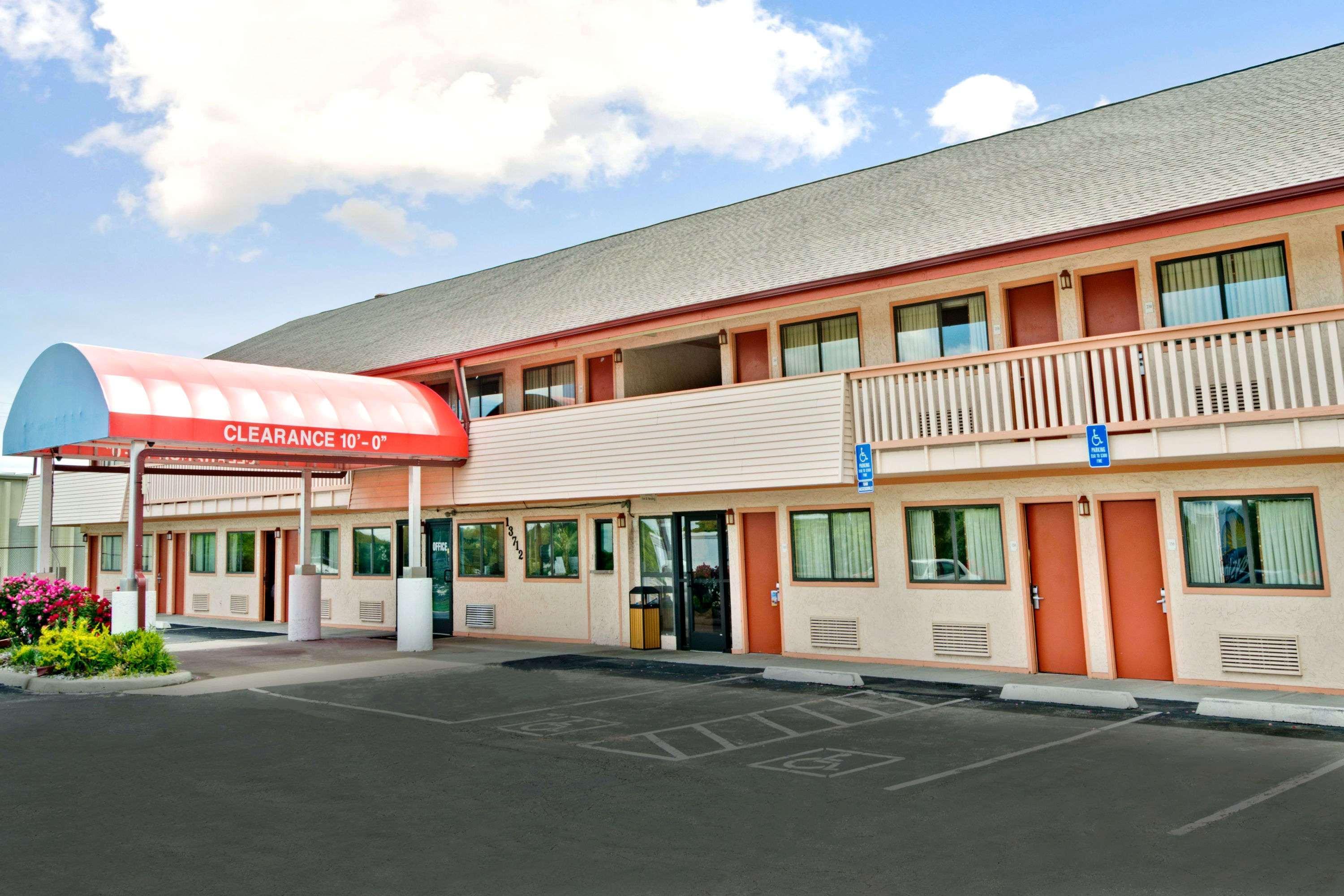 Days Inn By Wyndham Independence Bagian luar foto