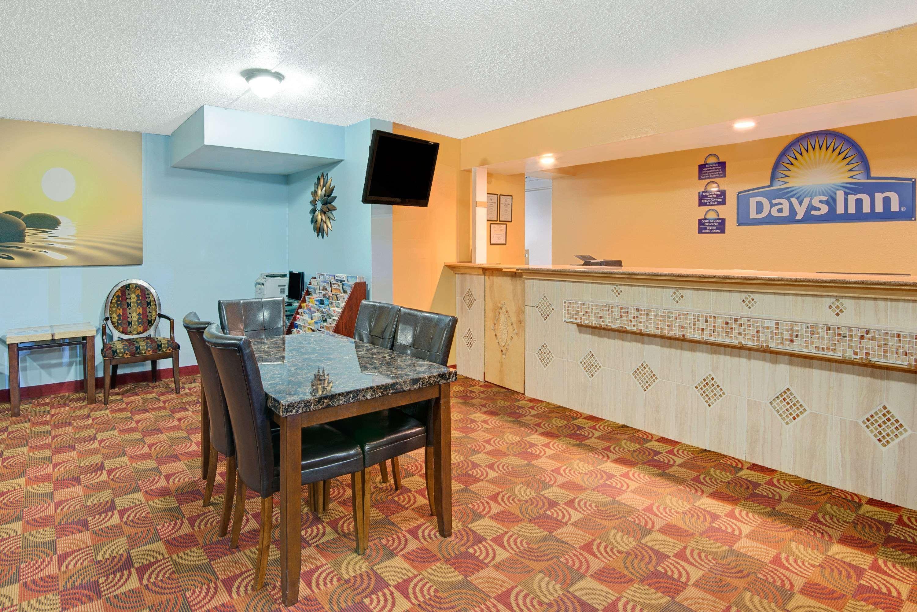 Days Inn By Wyndham Independence Bagian luar foto