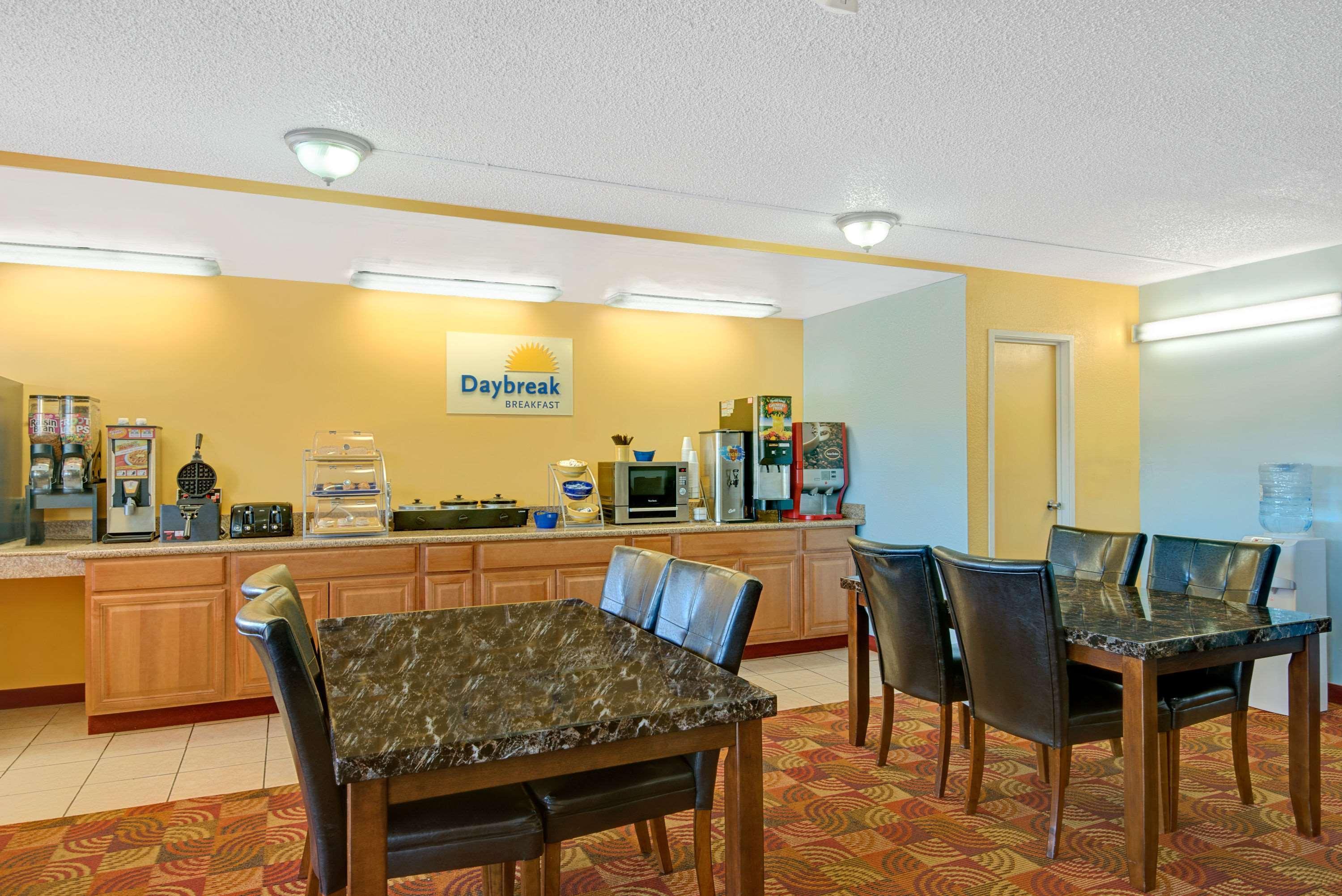 Days Inn By Wyndham Independence Bagian luar foto