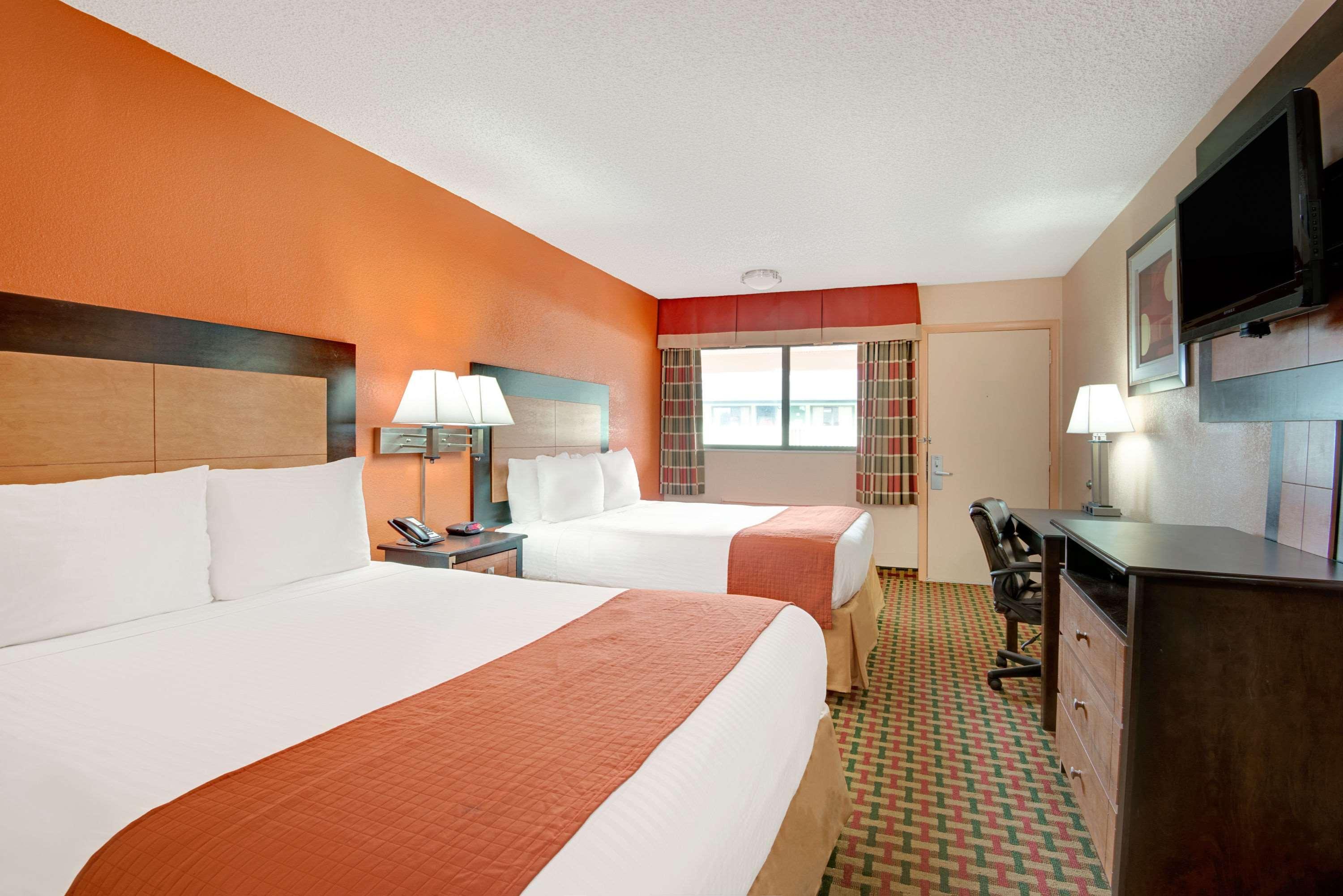 Days Inn By Wyndham Independence Bagian luar foto