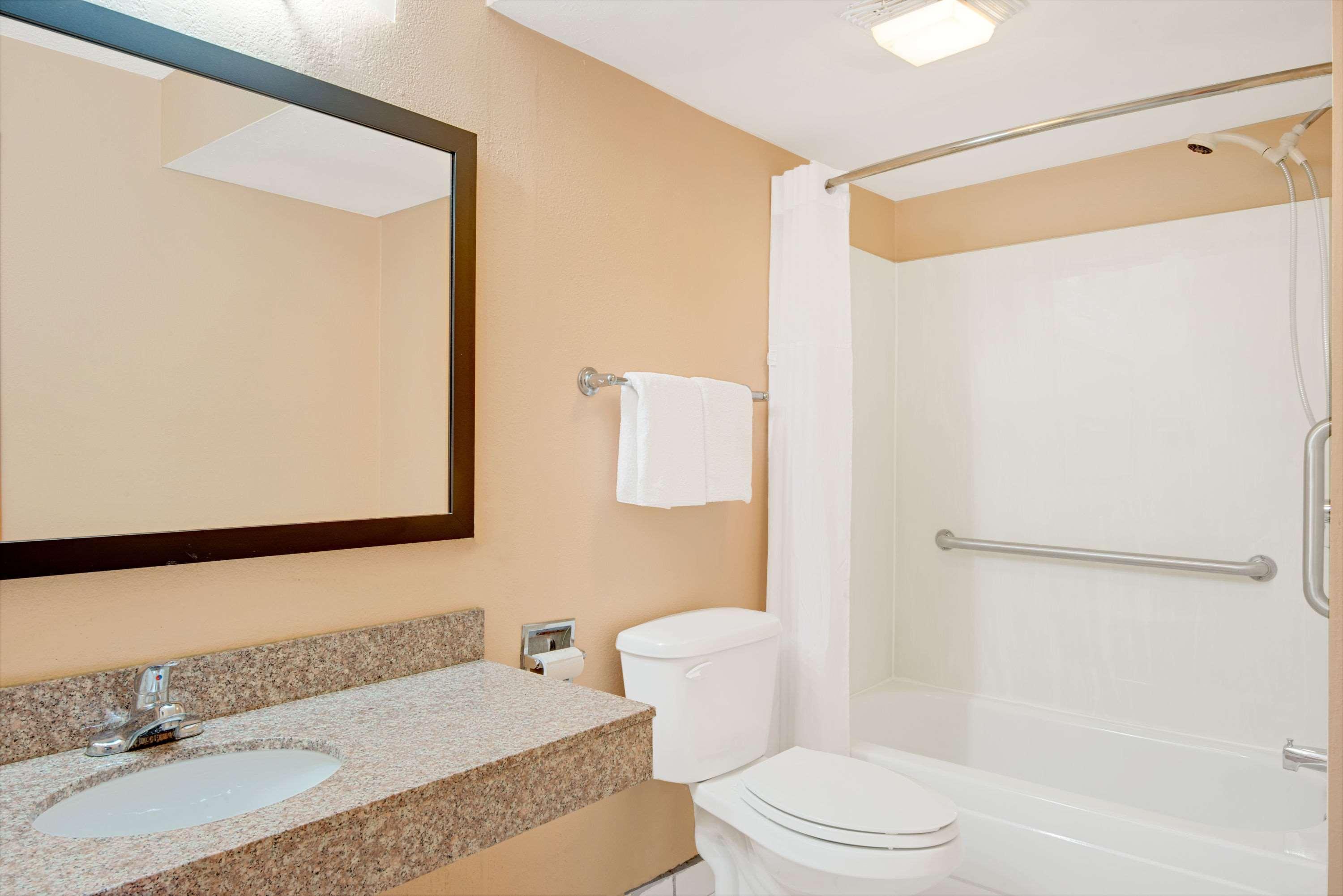 Days Inn By Wyndham Independence Bagian luar foto