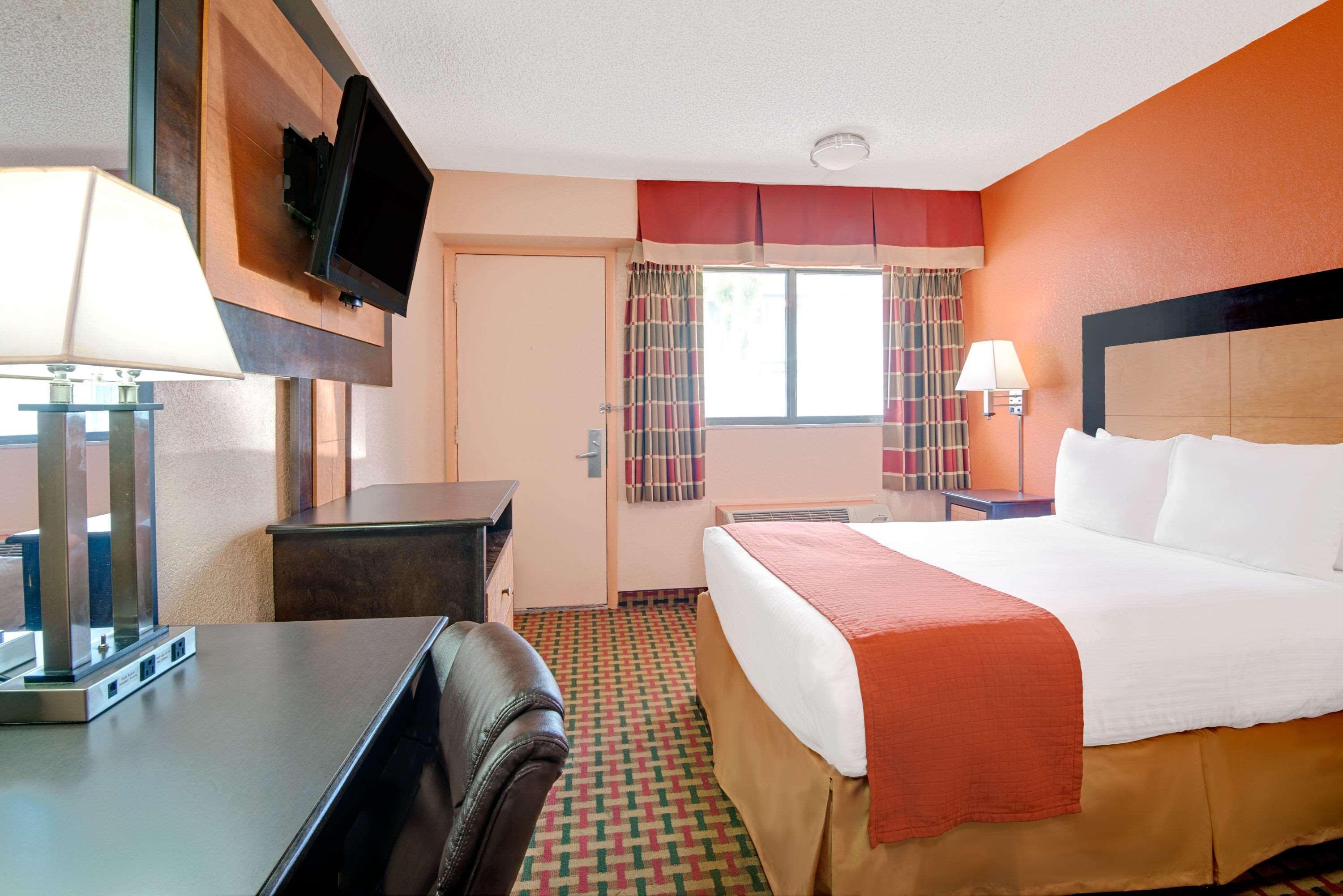 Days Inn By Wyndham Independence Bagian luar foto