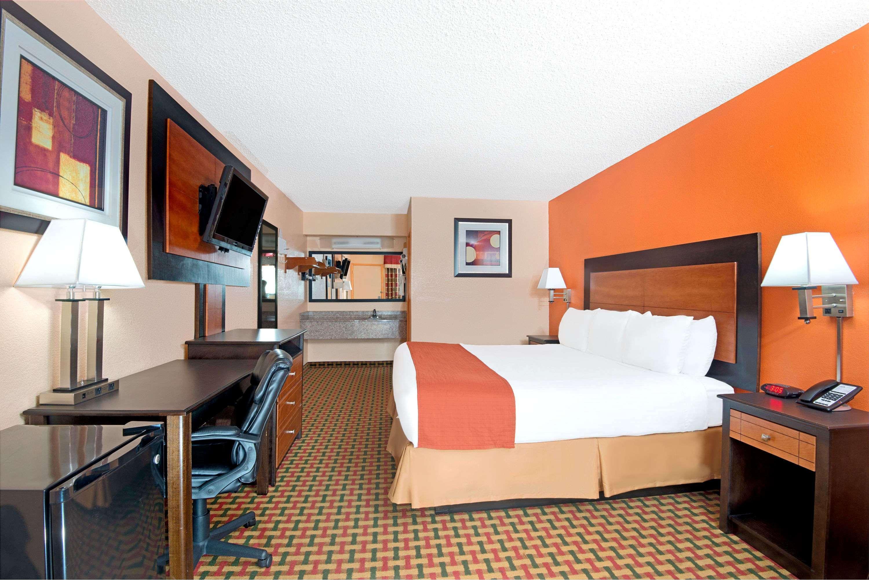 Days Inn By Wyndham Independence Bagian luar foto