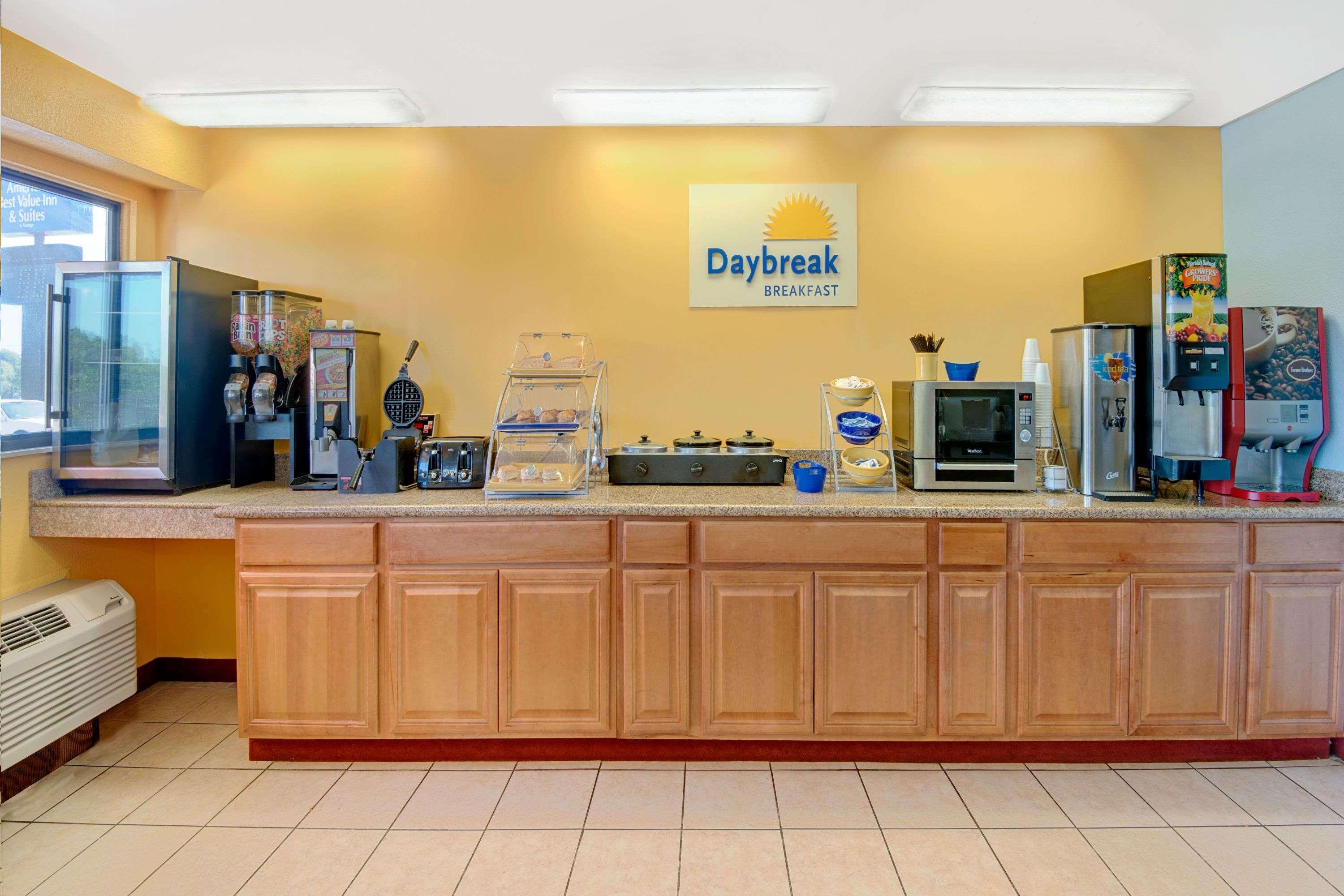 Days Inn By Wyndham Independence Bagian luar foto