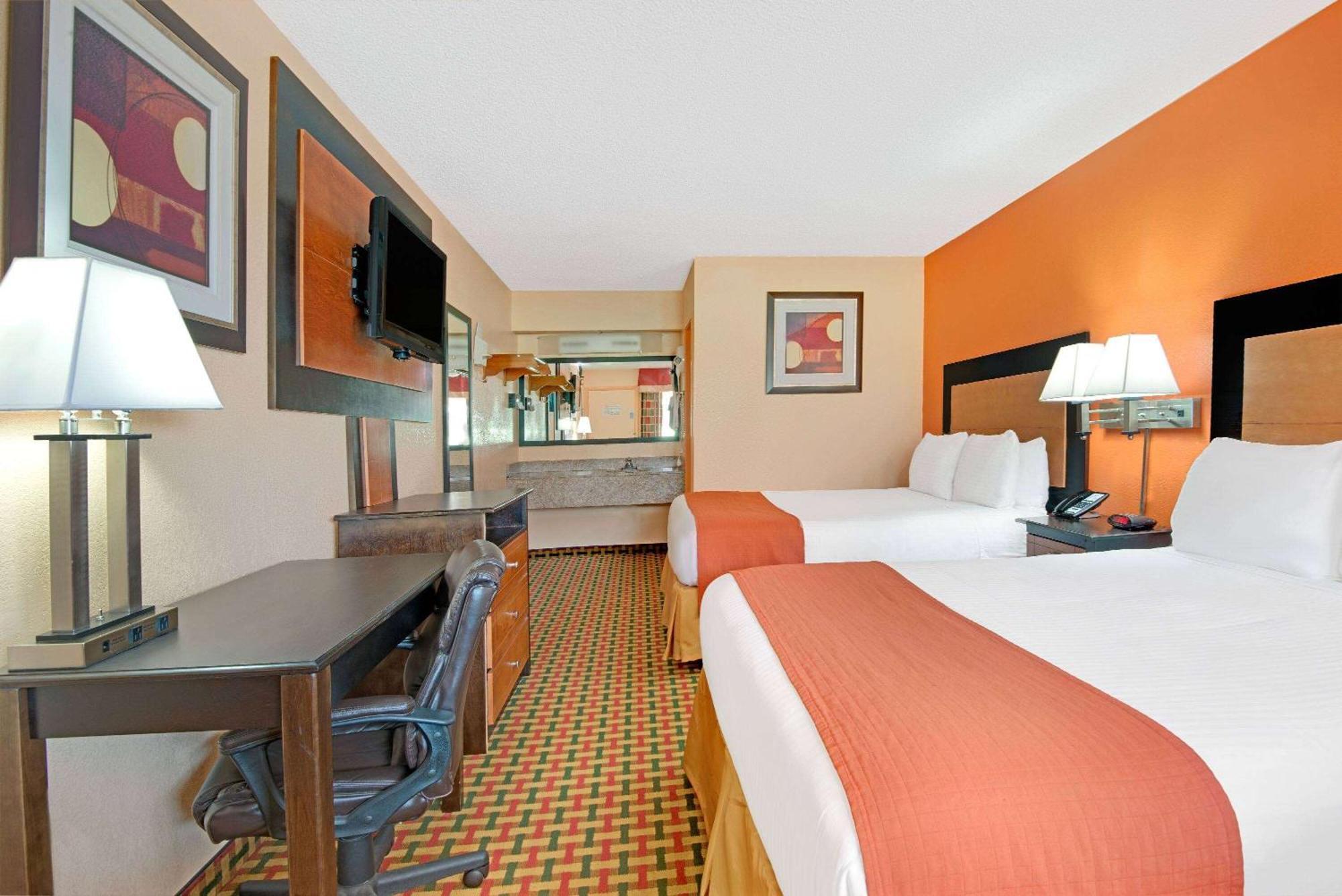 Days Inn By Wyndham Independence Bagian luar foto
