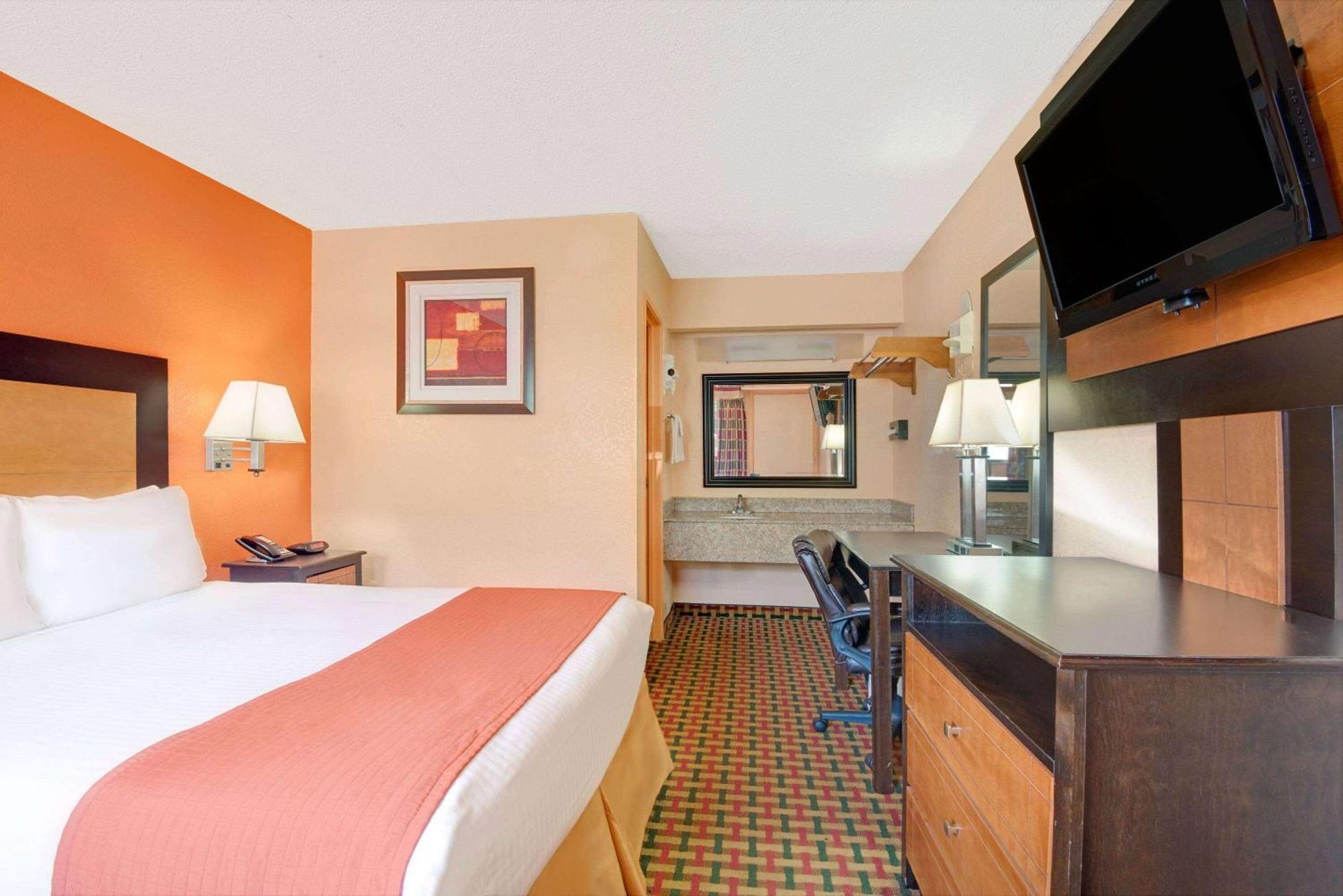 Days Inn By Wyndham Independence Bagian luar foto