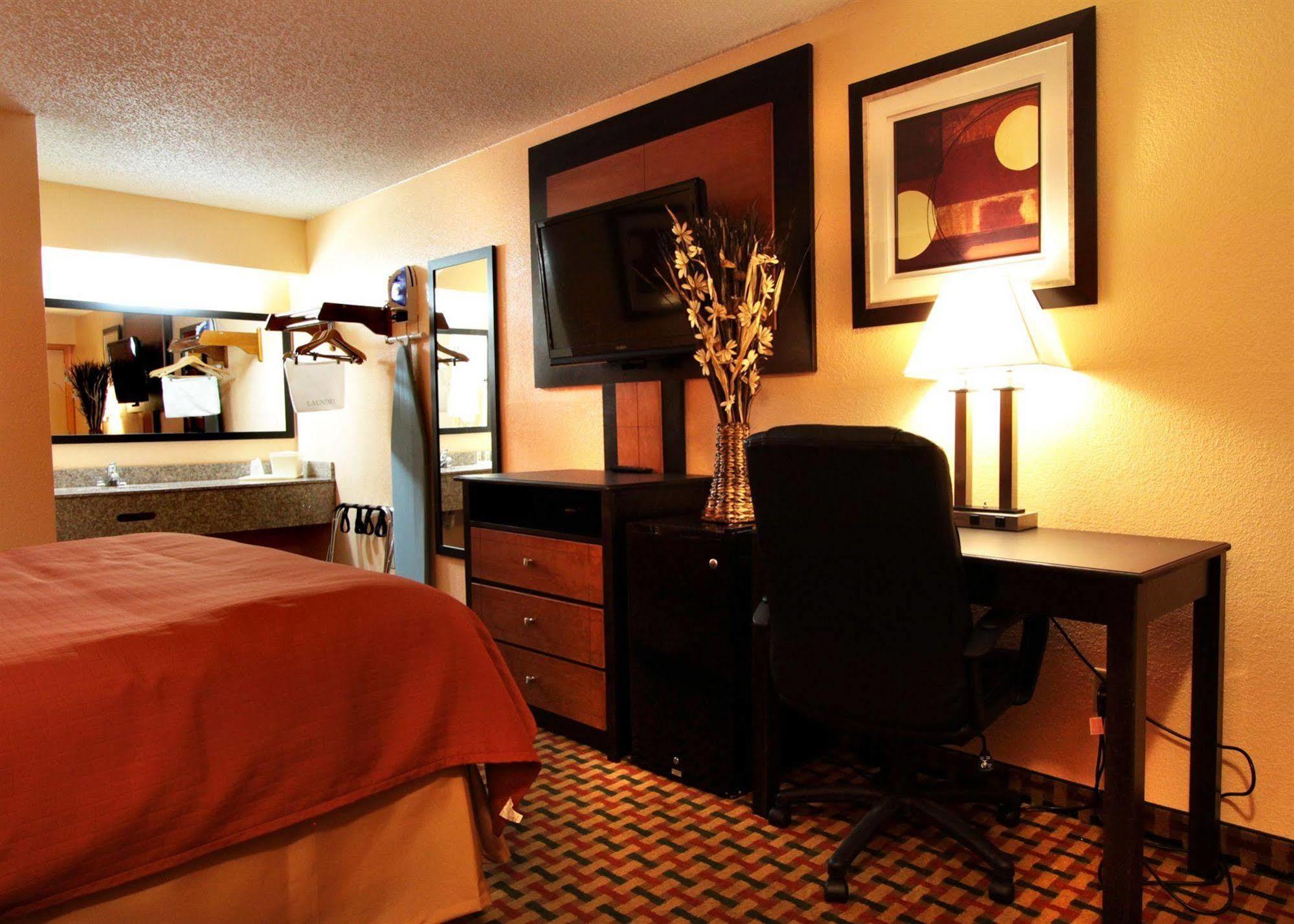 Days Inn By Wyndham Independence Bagian luar foto