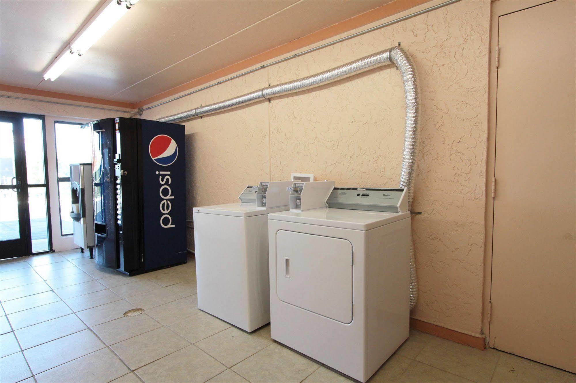 Days Inn By Wyndham Independence Bagian luar foto